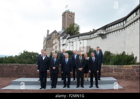 Eisenach, Germania. Xxi Sep, 2015. Foto di gruppo europeo dei presidenti nella parte anteriore del castello di Wartburg a Eisenach, Germania, 21 Settembre 2015: (riga superiore, L-R) Presidenti Andrzej Duda (Polonia), Sergio Mattarella (Italia), Borut Pahor (Slovenia), Sauli Niinisto (Finlandia), Marie Louise Coleiro Preca (Malta), Raimonds Vejonis (Lettonia), (riga inferiore, L-R) Toomas Hendrik Ilves (Estonia), Heinz Fischer (Austria), Joachim Gauck (Germania), Anibal Cavaco Silva (Portogallo) e Rosen Plevneliev (Bulgaria). Credito: dpa picture alliance/Alamy Live News Foto Stock