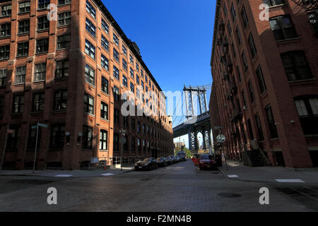 La torre del ponte di Manhattan come visto dal DUMBO distretto di Brooklyn a New York City Foto Stock