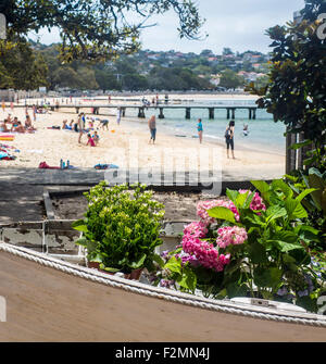 Hotel Occidental Balmoral Beach con fiori in barca in primo piano il Porto di Sydney Sydney New South Wales NSW Australia Foto Stock