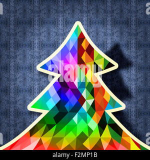 Geometrica alla moda albero di Natale fatto con colorati vintage hipster triangoli sopra tessuto jean sfondo. Foto Stock
