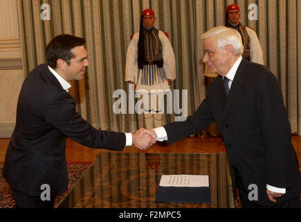 Atene, Grecia. Xxi Sep, 2015. Grecia La sinistra radicale SYRIZA leader del partito e vincitore delle elezioni generali Alexis Tsipras (L) stringe la mano con il presidente Greco Prokopis Pavlopoulos (R), come egli ha prestato giuramento come Primo Ministro durante una cerimonia di premiazione che si terrà al Palazzo Presidenziale di Atene, Grecia, Sett. 21, 2015. Credito: Marios Lolos/Xinhua/Alamy Live News Foto Stock