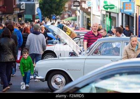 La folla a piedi lungo Castle Street a Hinckley durante il Classic Car Show su xx Settembre 2015 Foto Stock