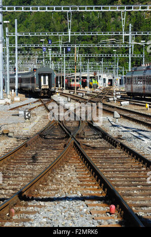 Doppio incrocio di slittamento sui propri lavori ferroviario alla stazione di Briga, Vallese, Svizzera Foto Stock