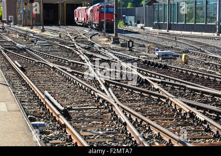 Attraversamenti di diamante, doppio slip e punti sui propri lavori ferroviario alla stazione di Briga, Vallese, Svizzera Foto Stock