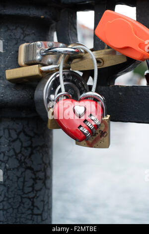 Amore si blocca sul ponte sul canale a Nyhavn nuovo porto Copenhagen DANIMARCA Foto Stock