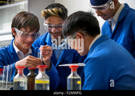 Ragazzi di età compresa tra i 14) durante una lezione di chimica presso la King Edward's School, Birmingham REGNO UNITO Foto Stock