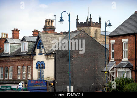 Alcester Road con la chiesa di Saint Mary dietro in Moseley che viene presentato nel tratto urbano di 'luoghi migliori per vivere' Birm Foto Stock