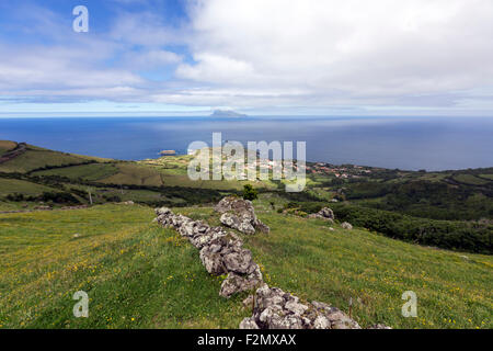 Vista del Corvo island e Ponta Delgada città sull isola di Flores, Azzorre Foto Stock