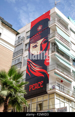 Pittura murale di obbedire gigante, Shepard Fairey, in Malaga Soho, art district, Andalusia, Spagna. Foto Stock