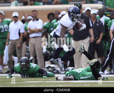 Denton, TX, Stati Uniti d'America. Xix Sep, 2015. 19 settembre 2015: riso gufi running back Austin Walter #27 durante il NCAA Football gioco tra il riso gufi e il nord Texas significa verde a Apogee Stadium di Denton, TX. Credito: JP Waldron/ZumaPress © Jp Waldron/ZUMA filo/Alamy Live News Foto Stock