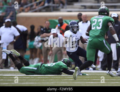 Denton, TX, Stati Uniti d'America. Xix Sep, 2015. 19 settembre 2015: riso gufi running back Austin Walter #27 durante il NCAA Football gioco tra il riso gufi e il nord Texas significa verde a Apogee Stadium di Denton, TX. Credito: JP Waldron/ZumaPress © Jp Waldron/ZUMA filo/Alamy Live News Foto Stock