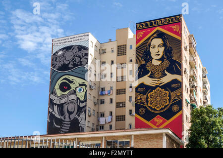 Dipinti murali di D faccia (l) en obbedire Shepard Fairey (r) in Malaga Soho, art district, Andalusia, Spagna. Foto Stock