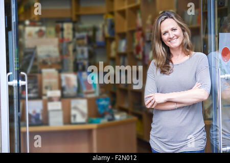 Ritratto di donna Bookshop proprietario fuori del negozio Foto Stock