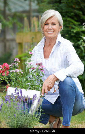 Ritratto di donna matura il giardinaggio Foto Stock