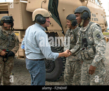 Agendo sotto segretario dell'esercito Eric Fanning grazie l'equipaggio di un campo xviii brigata di artiglieria high mobility artillery rocket system dopo aver partecipato ad un'esercitazione a fuoco Agosto 11, 2015 a Fort Bragg, NC. Il presidente Obama, in una storica prima per il Pentagono ha scelto di nominare Eric smazzare per portare l'esercito, una mossa che avrebbe fatto di lui il primo apertamente gay segretario civili di uno dei servizi militari. Foto Stock