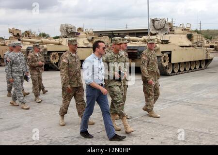 Agendo sotto segretario dell'esercito Eric Fanning visite Fort Hood Settembre 15, 2015 in Killeen, Texas. Il presidente Obama, in una storica prima per il Pentagono ha scelto di nominare Eric smazzare per portare l'esercito, una mossa che avrebbe fatto di lui il primo apertamente gay segretario civili di uno dei servizi militari. Foto Stock