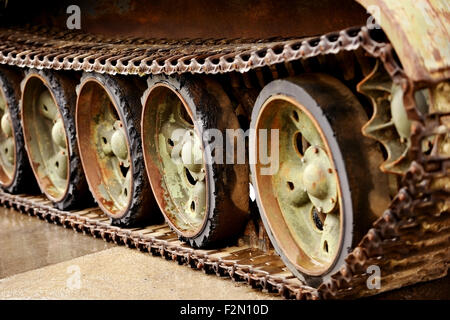Dettaglio shot con vecchio serbatoio cingoli e ruote Foto Stock