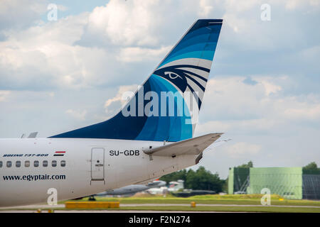 MANCHESTER, Regno Unito - Agosto 07, 2015: EgyptAir Boeing 737 livrea di coda all'Aeroporto di Manchester Aug 07 2015. Foto Stock