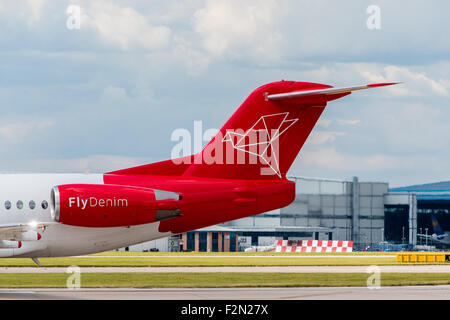 MANCHESTER, Regno Unito - Agosto 07, 2015: Aria Denim Fokker F100 livrea di coda all'Aeroporto di Manchester Aug 07 2015. Foto Stock