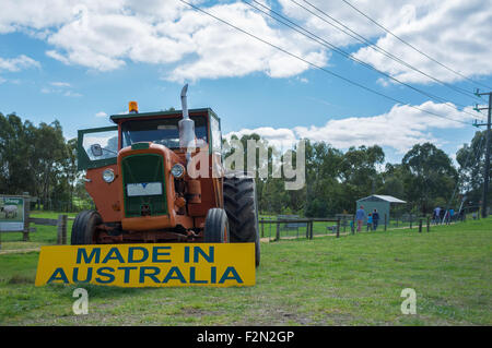 Vecchio Trattore con segno 'Made in Australia" Foto Stock