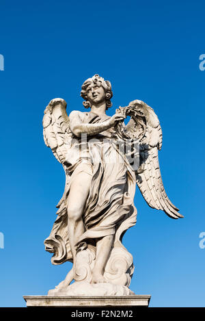 Angelo con la corona di spine a Ponte Sant'Angelo bridge, Roma, Italia Foto Stock