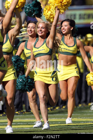 Autzen Stadium, Eugene, OR, Stati Uniti d'America. Xix Sep, 2015. L'Oregon cheerleaders portare la carica sul campo prima di iniziare il NCAA Football gioco tra le anatre e la Georgia State pantere a Autzen Stadium, Eugene, o. Larry C. Lawson/CSM/Alamy Live News Foto Stock