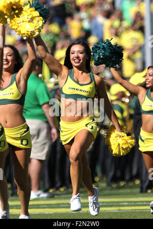 Autzen Stadium, Eugene, OR, Stati Uniti d'America. Xix Sep, 2015. L'Oregon cheerleaders portare la carica sul campo prima di iniziare il NCAA Football gioco tra le anatre e la Georgia State pantere a Autzen Stadium, Eugene, o. Larry C. Lawson/CSM/Alamy Live News Foto Stock