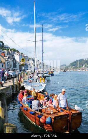 Turisti che lasciano il porto a bordo di una barca, Looe, Cornwall, England, Regno Unito, Gran Bretagna Foto Stock