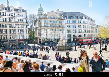 Persone rilassante sui passi fuori dalla cattedrale di St Paul, San Paolo sagrato, London, England, Regno Unito Foto Stock