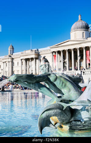 Pigeon seduti sulla testa di una statua in Trafalgar Square a Londra, Inghilterra, Regno Unito Foto Stock