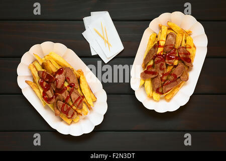 Salchipapas fatta di patatine fritte e salsiccia, un tradizionale fast food in Sud America, servita con ketchup Foto Stock