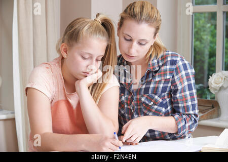 Femmina Tutor Home aiutando la ragazza con gli studi Foto Stock