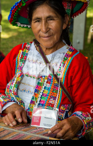 Peruvian Quechua Donna Da Cusco Che Dimostra La Tecnica Di Tessitura Tradizionale. Foto Stock