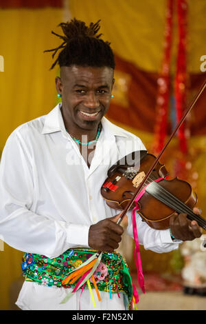 Afro-Peruviano giocando a violino durante una performance Zapateo, Una Tradizione Che Unisce musica e Tap-Dancing. Foto Stock