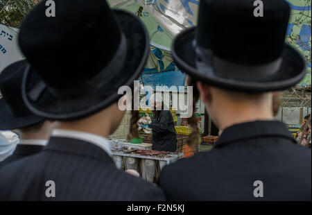 (150922) -- Gerusalemme, Sett. 22, 2015 (Xinhua) -- Ultra-Orthodox uomini ebrei guarda un ebreo shochet (rituale slaughterer) uccidendo un pollo bianco in Mea Shearim, Gerusalemme, sul Sett. 21, 2015, come parte della tradizionale "kaparot' avanti cerimonia di Yom Kippur, il giorno ebraico di espiazione e il santissimo giorno del calendario ebraico, che cade dal tramonto di settembre 22 al tramonto di settembre 23 Quest'anno. È consuetudine per eseguire il 'kaparot' (simbolico "espiazione") rito in preparazione per Yom Kippur. Il rito è costituito da tenendo un pollo e sventola sopra la testa tre volte recitando l'app Foto Stock