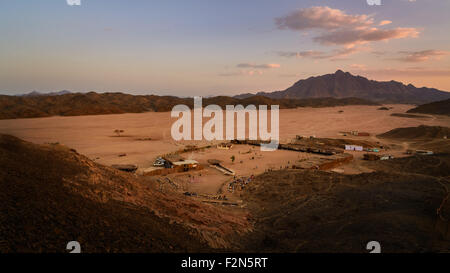 Nella foto una splendida vista di una valle nel deserto egiziano al tramonto a pochi chilometri da Marsa Alam, in primo piano un Bedo Foto Stock