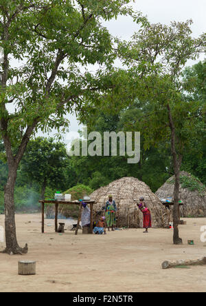 Il Benin, Africa Occidentale, Savalou, tradizionale peul case fatte di foglie essiccate Foto Stock