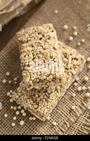 Granola o barrette di cereali effettuate di schioccato la quinoa, semi di sesamo, scoppiato il riso, olio di semi di girasole, chia e miele Foto Stock