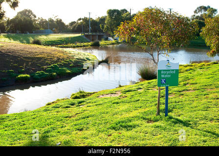 L'acqua riciclata segno accanto a un fiume a Salisbury, in un sobborgo di Adelaide, Australia del Sud Foto Stock