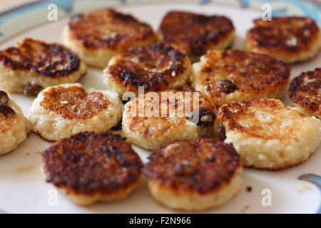 Cottage Cheese frittelle con uvetta su una piastra Foto Stock