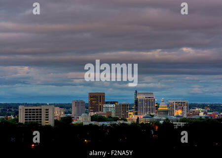 Drammatica cielo sopra Boise City skyline notturno Foto Stock