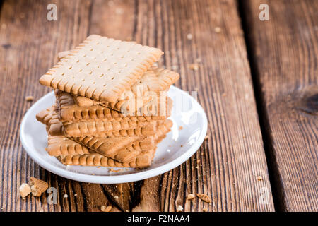 Impilate i biscotti al burro (close-up shot) su sfondo di legno Foto Stock