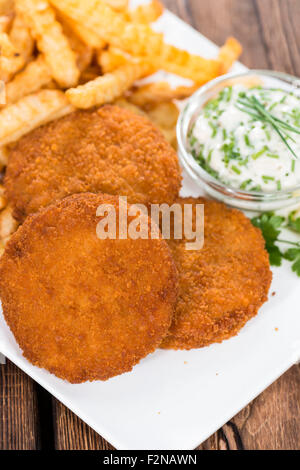 Fishburger con fresche fatte in chip e remoulade Foto Stock