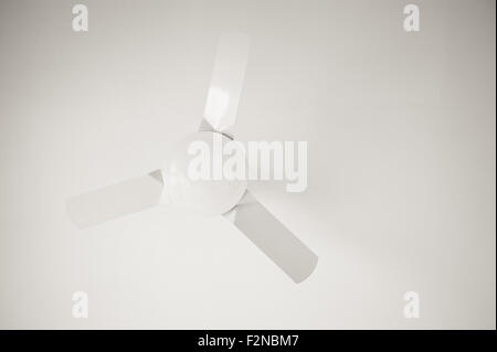 Ventilatore a soffitto bianco in bianco e nero con spazio di copia Foto Stock