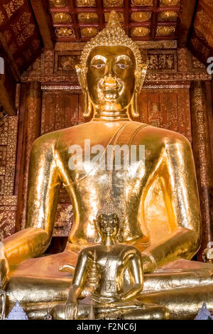 Nel tempio di Lampang soggiorno un grande Buddha nel tempio Foto Stock