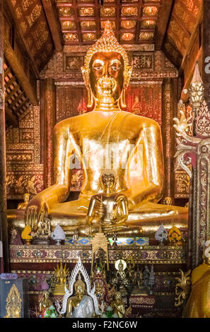 Nel tempio di Lampang soggiorno un grande Buddha nel tempio Foto Stock