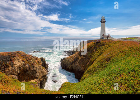 Faro sulla spiaggia sotto il bel cielo, Pigeon Point Lighthouse, CALIFORNIA, STATI UNITI D'AMERICA Foto Stock