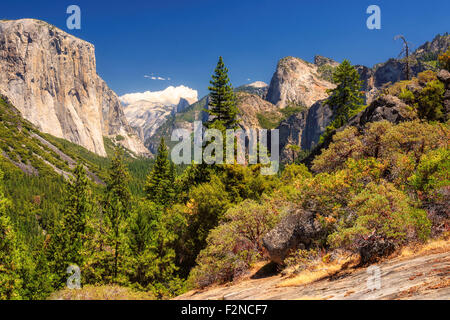 La vista della valle di Yosemite dal tunnel di entrata della valle. Parco Nazionale di Yosemite in California Foto Stock