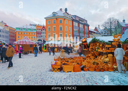 RIGA, Lettonia - 28 dicembre 2014: Handmade cestini di paglia, bambini buggy e altri souvenir di paglia per la vendita al mercato di Natale a Riga, Lettonia Foto Stock