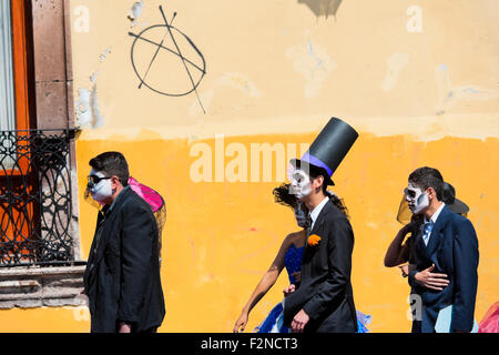 Coppie giovani, costume come 'La Catrina', a piedi attraverso la città durante il giorno dei morti la celebrazione in Morelia, Messico. Foto Stock